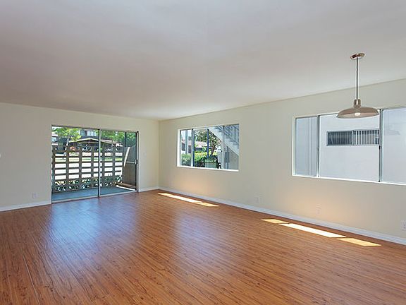 3rd image of 362 E Badillo St