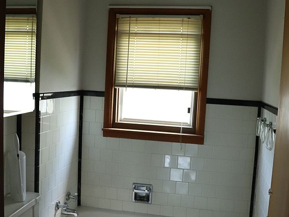 5th image of 426 W Oak St