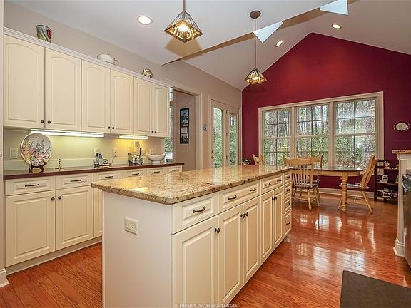 4th image of 8 Lenora Dr