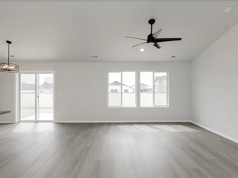 765 SW Alpha St — Photo 3