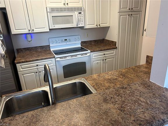 5th image of 1033 Farrcroft Way