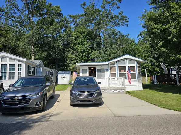 2757 Owens Dr #104, Houghton Lake, MI 48629