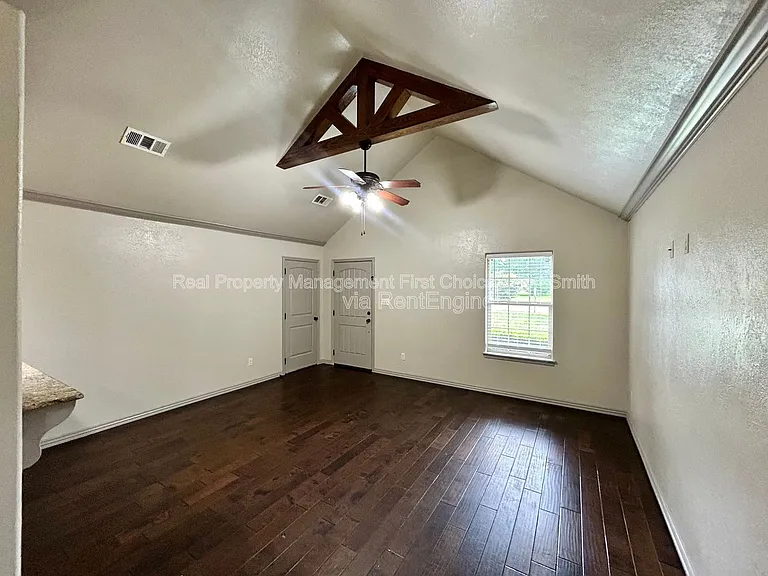 4802 S 28th St — Photo 4