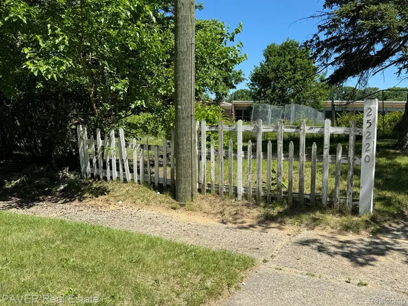 25220 Pennie St, Dearborn Heights, MI 48125