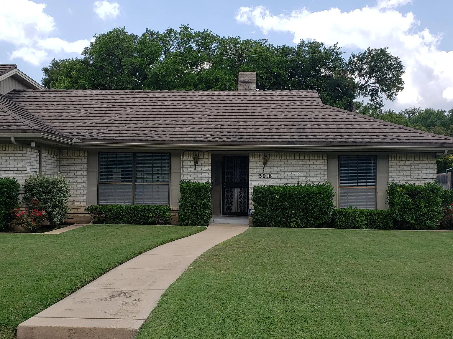 3 bed, 2.5 bath, 2300 sqft, $3,200 — Photo 1