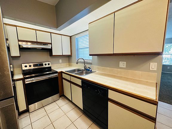 3rd image of 1727 Hampton Ln