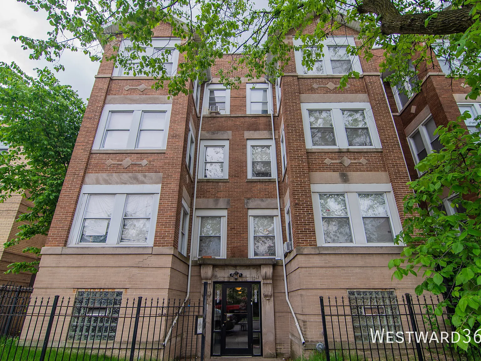 Available Now: 2br/1ba 2nd Floor In South Shore, Blocks From The Lake. $1,375 — Photo 2