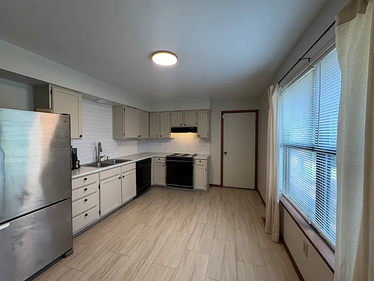 1000 E Bingham St — Photo 6