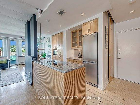 5th image of 74 Spadina Rd #402