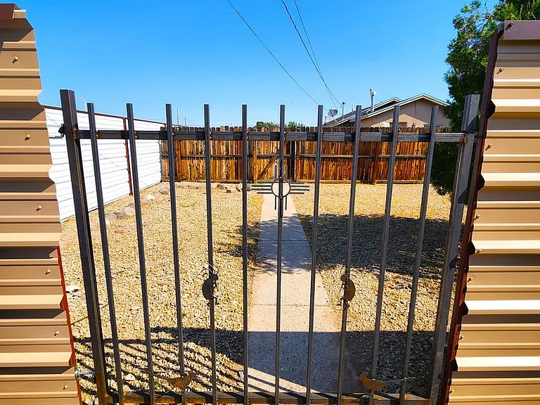 1037 Brownlee Ave — Photo 3