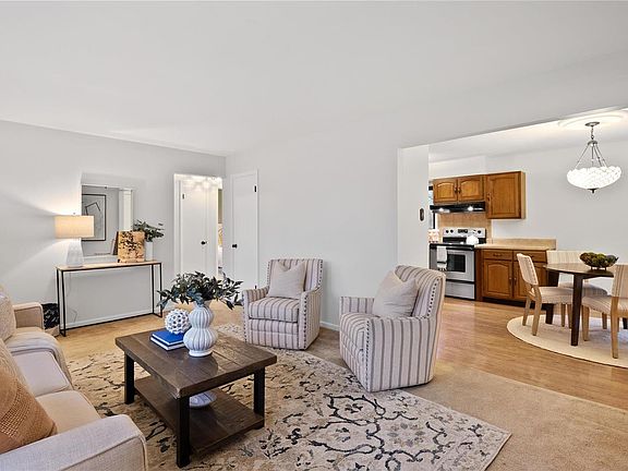 5th image of 32 E Meadow Ln