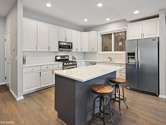 5th image of 3319 N Sheffield Ave Unit 1