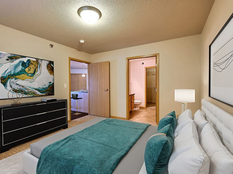 Fargo, ND East Bridge Apartments | Bedroom