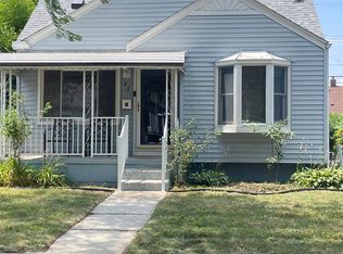 42 Cleveland St, Trenton, MI 48183