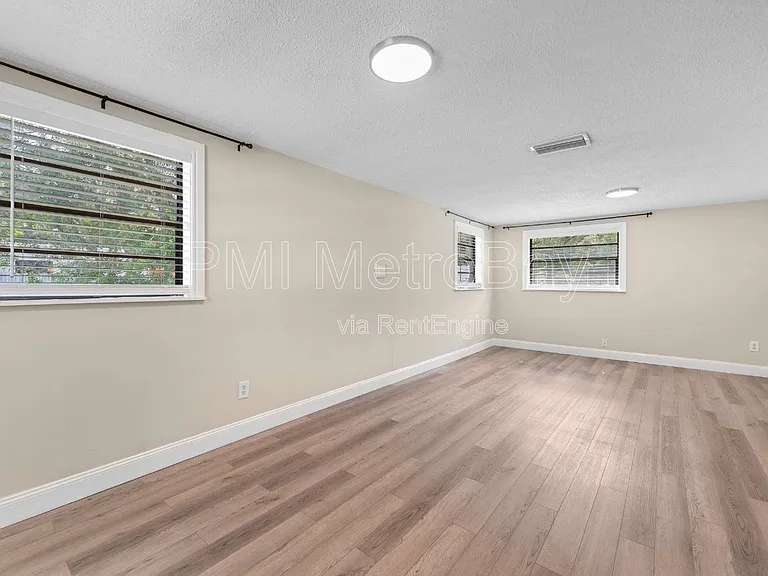 6121 N Falkenburg Rd — Photo 25