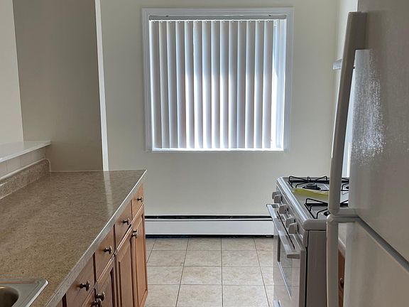 5th image of 365 W Hawthorne Cir #3A