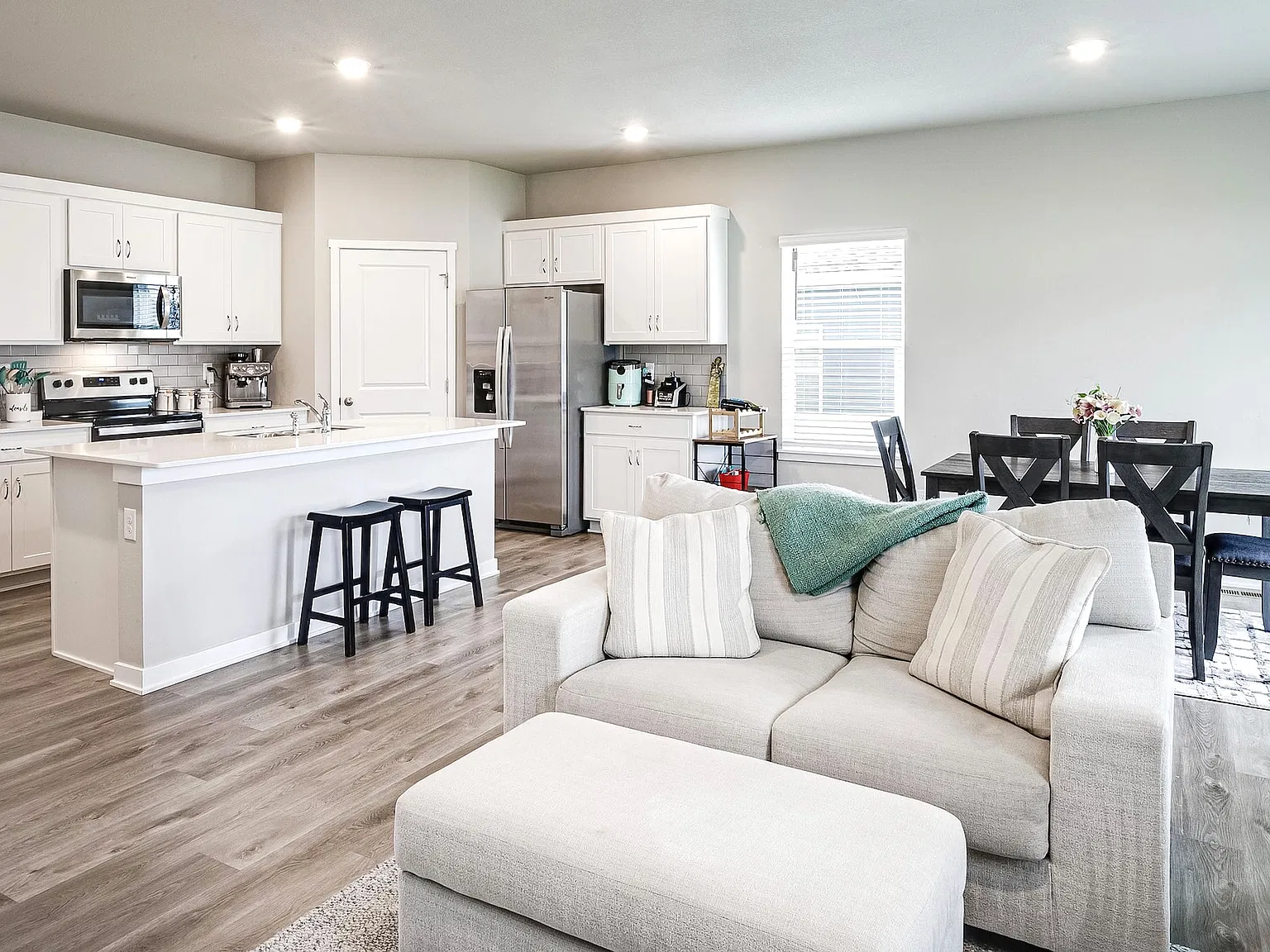 4 bed, 2511 sqft, $4,000 — Photo 4