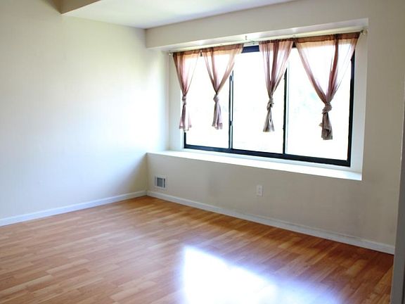 3rd image of 212 Clubhouse Dr