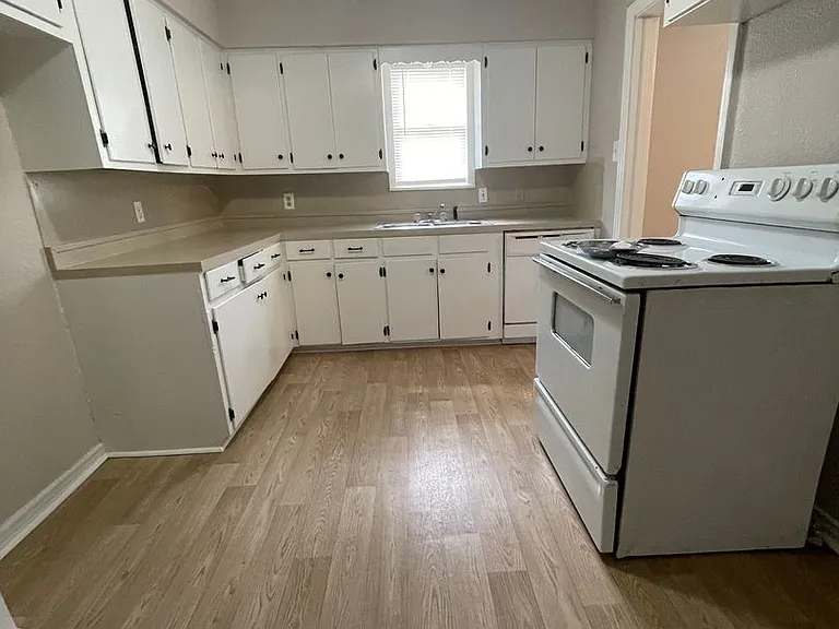 550 Loraine Cir — Photo 10
