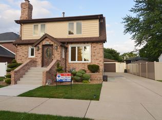 9025 S Austin Ave, Oak Lawn, IL 60453