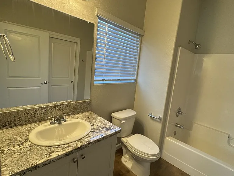 514 S Summit St #101-103 — Photo 12