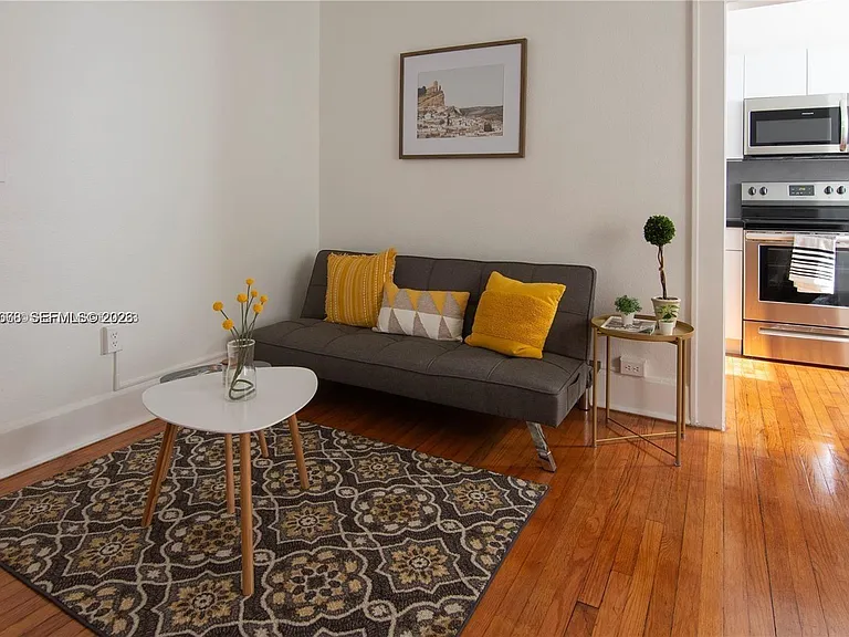 124 Mendoza Ave #9 — Photo 5