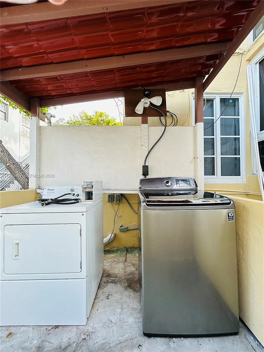 Building Photo - 7501 Byron Ave #1A