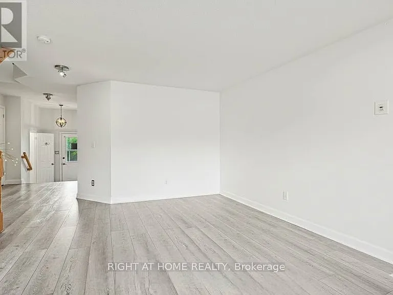 2064 Dunollie Cres — Photo 5