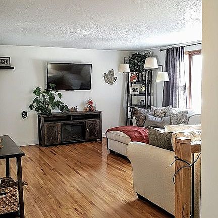 3rd image of 925 W Alaura Dr