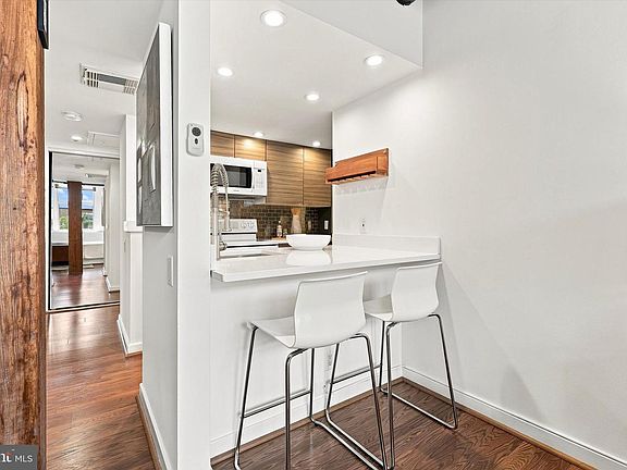 5th image of 301 Race St APT 317