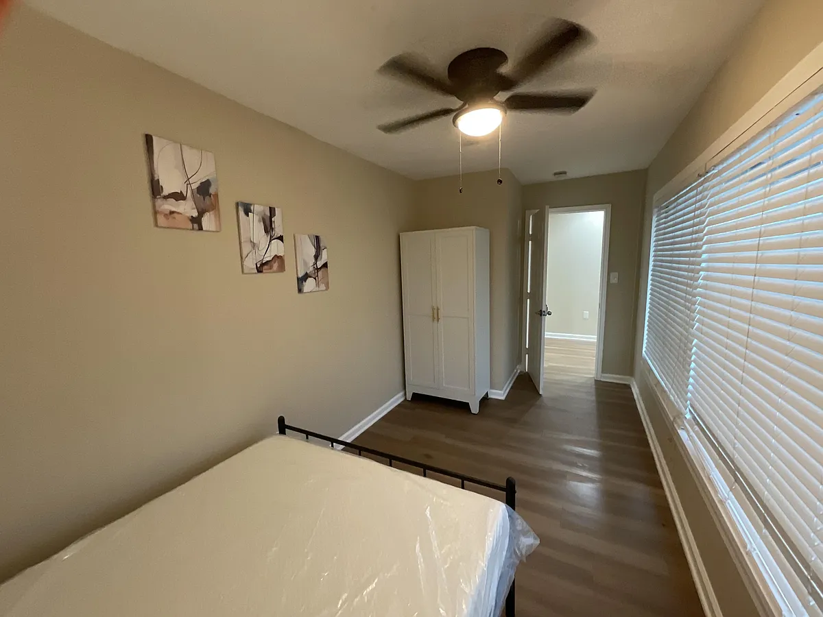 Bedroom 1 - Roper St