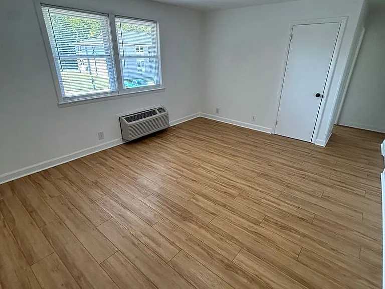 405 Oak Street — Photo 9