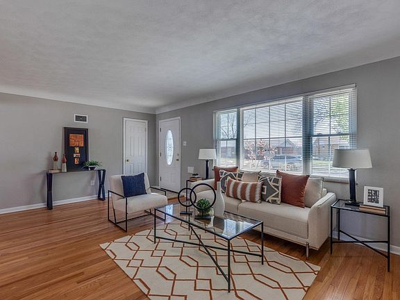 3rd image of 423 Walworth Dr