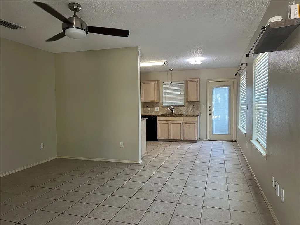 3 bed, 2.0 bath, 1060 sqft, $1,800 — Photo 3