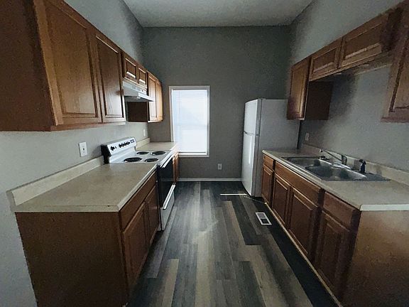 3rd image of 202 W 7th St #B