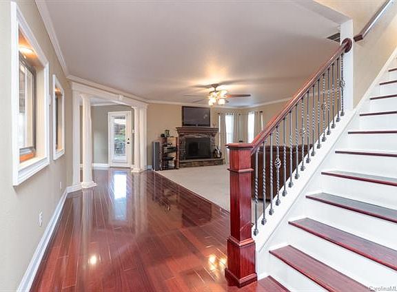 4th image of 336 Farm Springs Dr