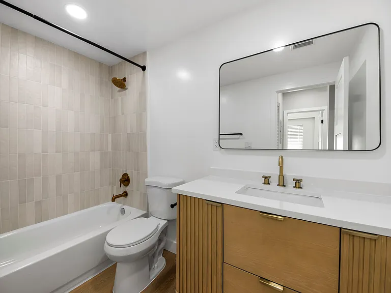 1107 E 3rd St #9 — Photo 10