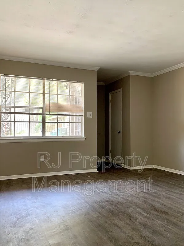 2 bed, 1.0 bath, 847 sqft, $995 — Photo 2