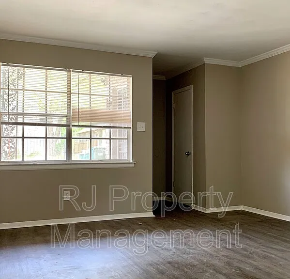 2093 Jefferson Ave #3 — Photo 2