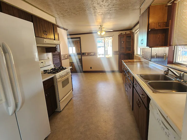 1345 E Victory Way — Photo 3