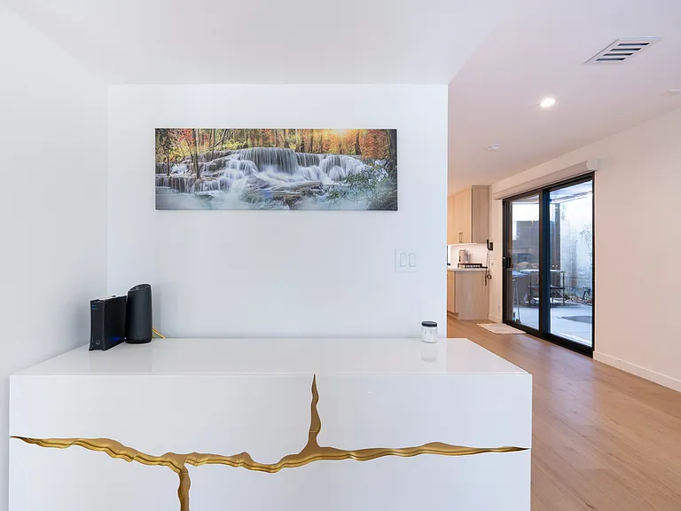 2450 Coldwater Canyon Dr — Photo 2