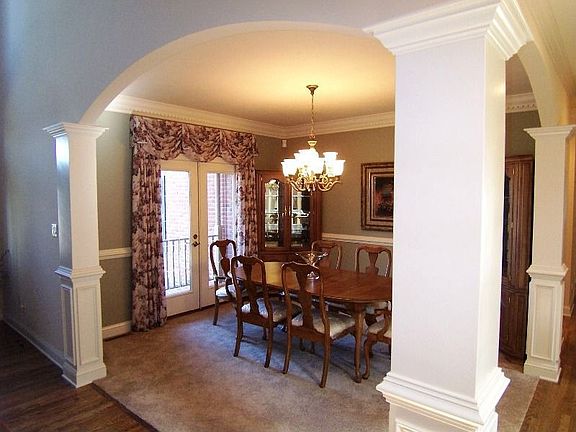Graceful arches define the dining room