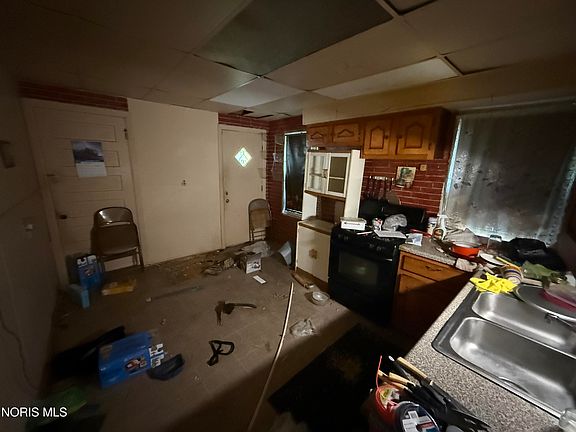 4th image of 2445 Warren St