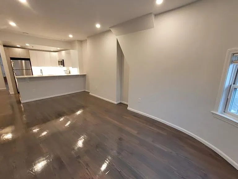 1402 Beacon St #4 — Photo 6