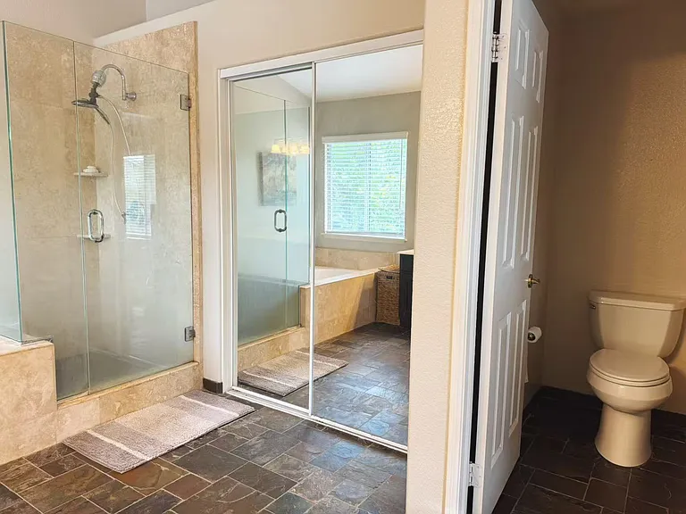 Master Bathroom (Upstairs)