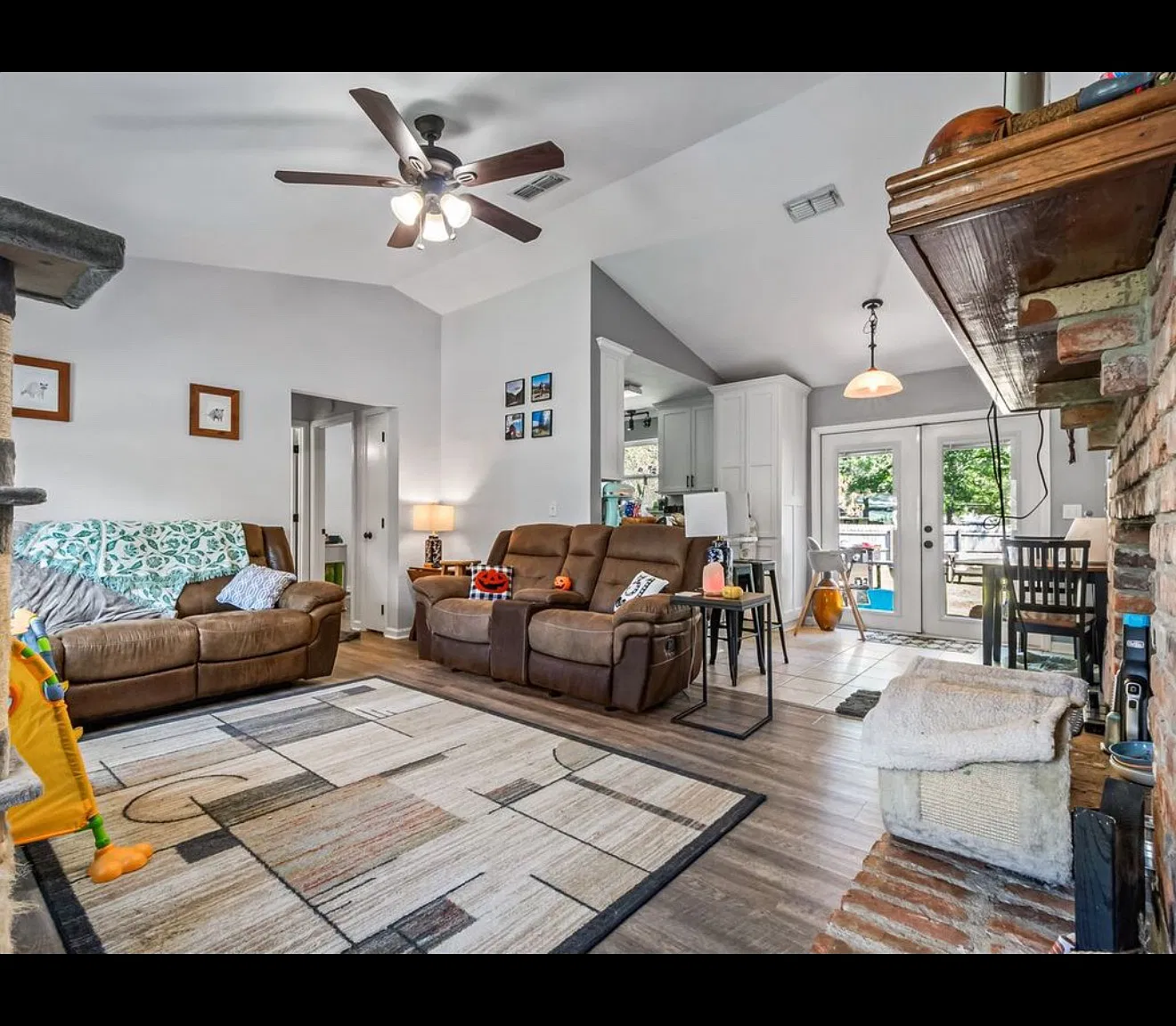 3 bed, 1006 sqft, $2,100 — Photo 3