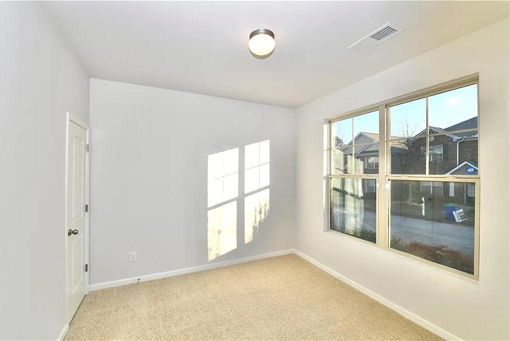 4 bed, 2.5 bath, 2242 sqft, $2,200 — Photo 3