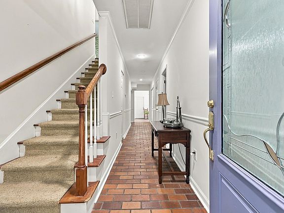 5th image of 587 Hawthorn Dr.
