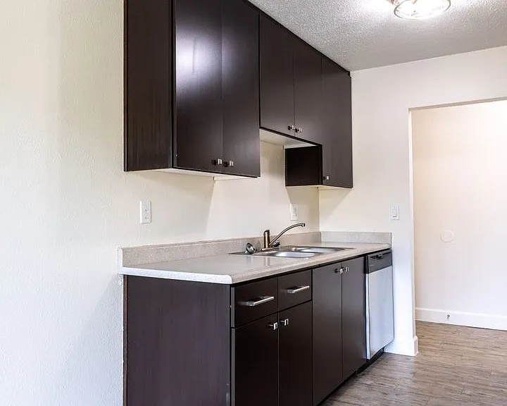 Beverly Grove Apartments — Photo 37