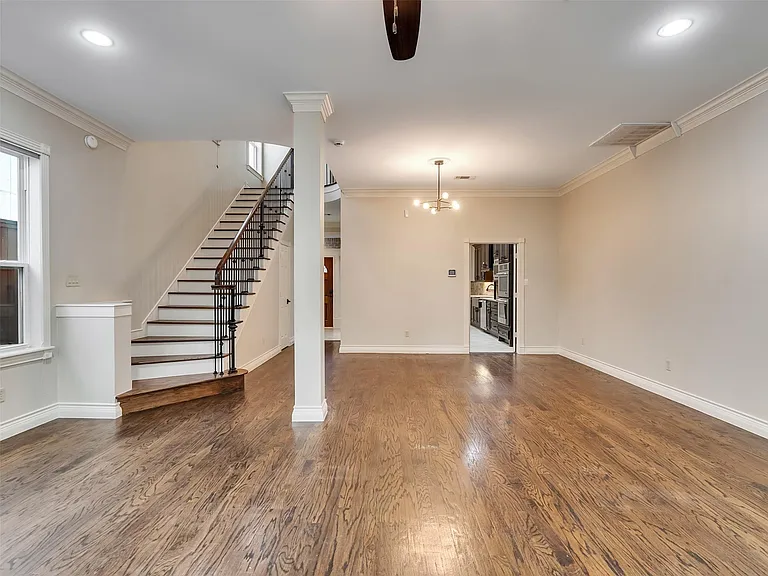 918 Knox St — Photo 12